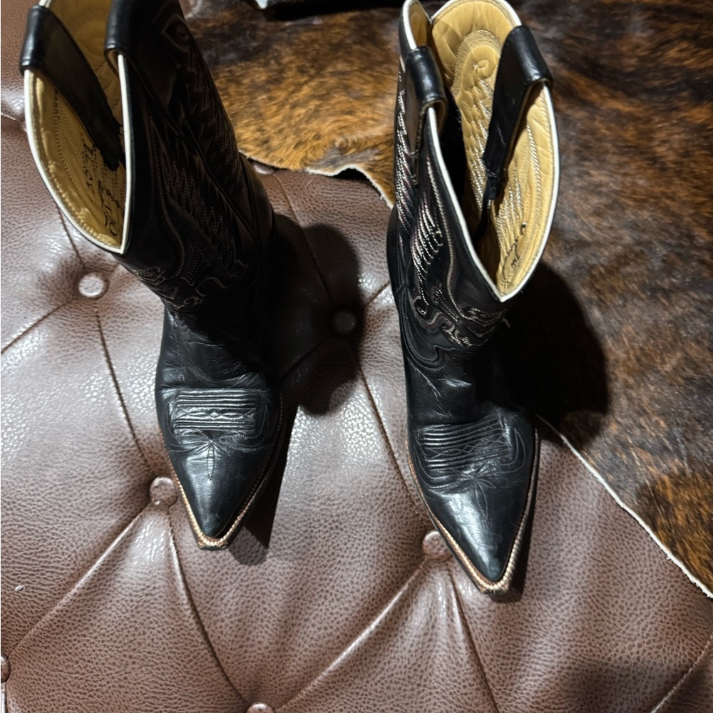 Heritage Black Heeled Boots with Pointed Toe - Picture 3 of 12